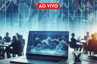 Reunião ao vivo sobre finanças, com gráficos econômicos exibidos em um laptop, enquanto pessoas trabalham em grupo.
