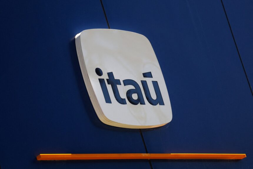 Logotipo do Itaú em fachada azul, destacando a identidade visual do banco com letras brancas em fundo estilizado.