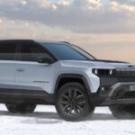 SUV Jeep Compass prateado em movimento sobre terreno nevado, destacando seu design robusto e performance off-road.