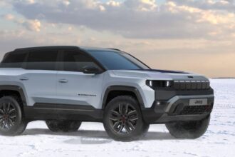 SUV Jeep Compass prateado em movimento sobre terreno nevado, destacando seu design robusto e performance off-road.