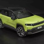 SUV Jeep Compass verde-limão em estúdio, design moderno, rodas esportivas, destaque no mercado de carros novos.