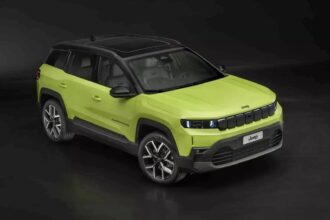SUV Jeep Compass verde-limão em estúdio, design moderno, rodas esportivas, destaque no mercado de carros novos.