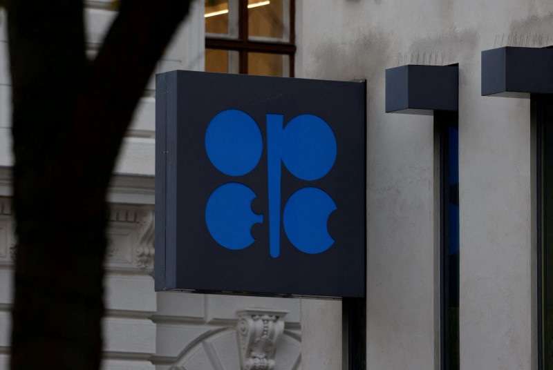 Placa com logotipo da Opep em edifício, representando a organização e sua influência no mercado global de petróleo.