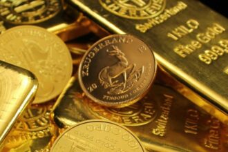 Barras e moedas de ouro brilhando, destacando riqueza e investimento seguro. Ideal para temas sobre finanças e economia.