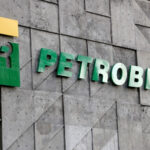 Logo da Petrobras em parede de concreto, destacando o nome da empresa em verde e amarelo.