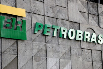 Logo da Petrobras em parede de concreto, destacando o nome da empresa em verde e amarelo.