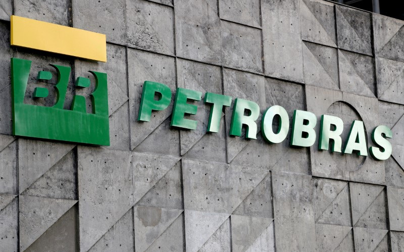 Logo da Petrobras em parede de concreto, destacando o nome da empresa em verde e amarelo.