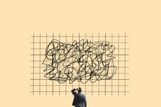 Homem de negócios confuso observa quadro com rabiscos desordenados, simbolizando complexidade e desafios no trabalho.