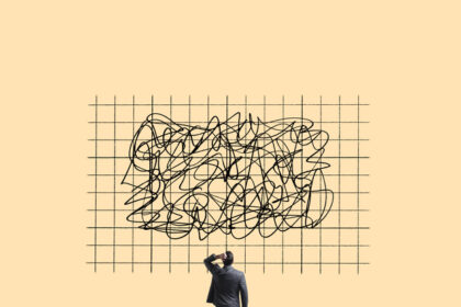 Homem de negócios confuso observa quadro com rabiscos desordenados, simbolizando complexidade e desafios no trabalho.