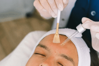 Tratamento facial em spa: pessoa com olhos fechados, aplicação de serum com pincel e conta-gotas para cuidados com a pele.