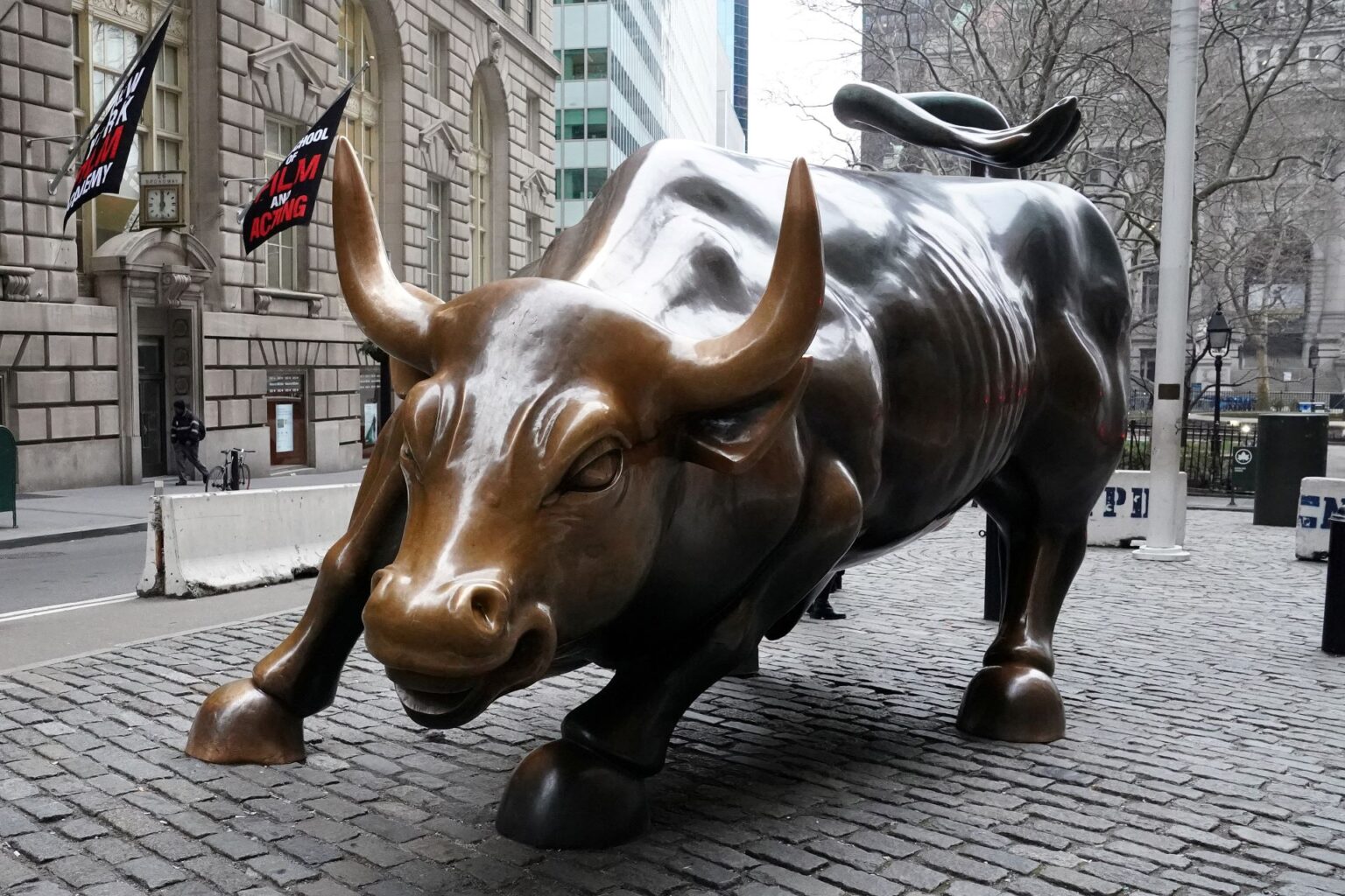 Estátua do Charging Bull em Wall Street, simbolizando força e prosperidade no distrito financeiro de Nova York.