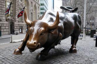Estátua do Charging Bull em Wall Street, simbolizando força e prosperidade no distrito financeiro de Nova York.