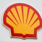 Logotipo da Shell em fundo branco, destacando a concha em amarelo sobre vermelho, símbolo da empresa de energia.