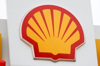 Logotipo da Shell em fundo branco, destacando a concha em amarelo sobre vermelho, símbolo da empresa de energia.