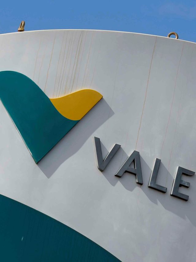 Logotipo da Vale com símbolo verde e amarelo em uma estrutura metálica curvada, destacando indústria e mineração.