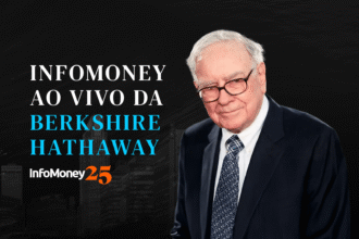 Homem de óculos e terno escuro aparece ao lado de texto sobre transmissão ao vivo da Berkshire Hathaway no InfoMoney.