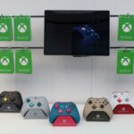 Controles Xbox customizados em exposição junto a cartões presente, destacando opções para jogadores personalizarem experiências.