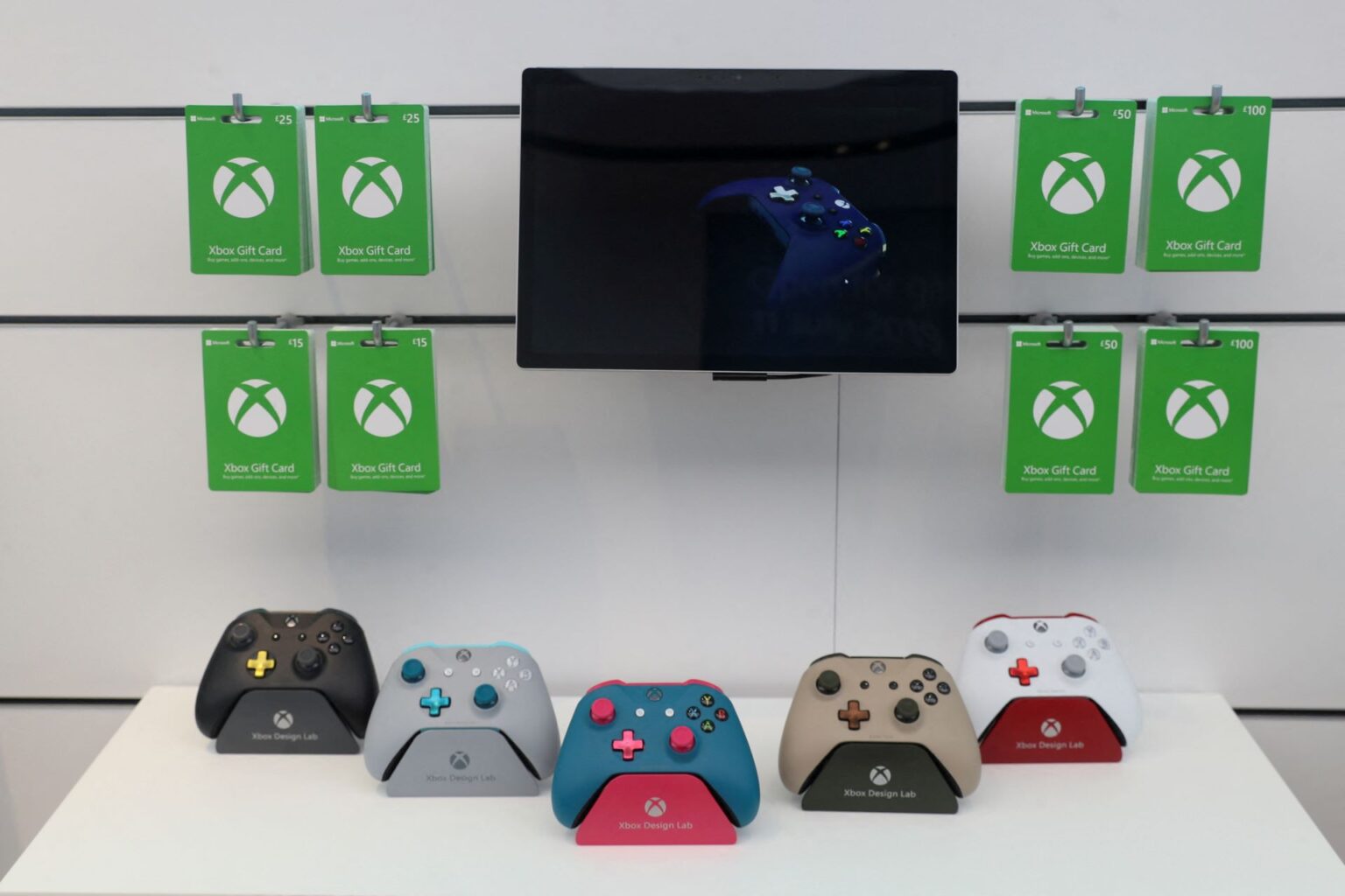 Controles Xbox customizados em exposição junto a cartões presente, destacando opções para jogadores personalizarem experiências.