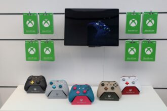Controles Xbox customizados em exposição junto a cartões presente, destacando opções para jogadores personalizarem experiências.