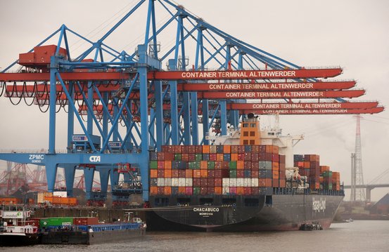 Navio de carga no Terminal de Contêineres de Altenwerder, cercado por guindastes azuis e vermelhos, movimentando contêineres coloridos.