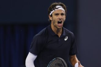Tennis star apologizes to Chinese fans after outburst over coughing