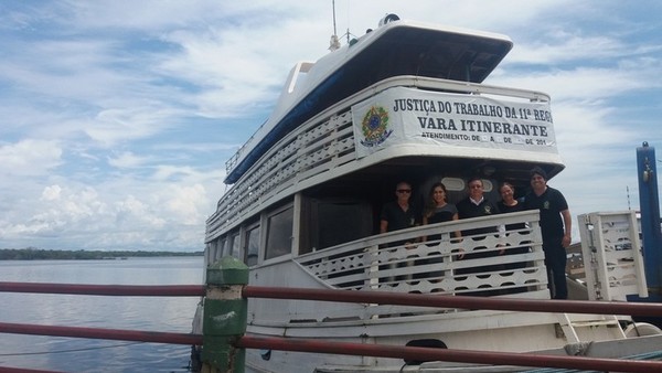 Barco da Vara do Trabalho itinerante em rio