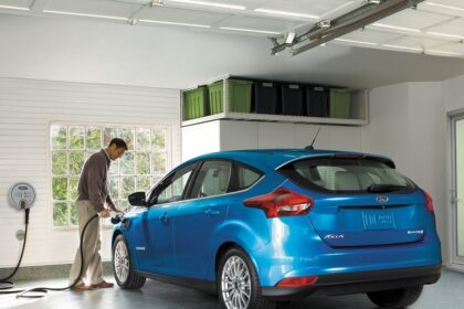CEO da Ford alerta: vendas de elétricos sob ameaça com Trump