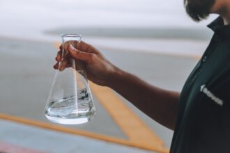 Embraer avança em estudos de combustível sustentável para aviação