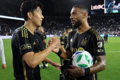 Denis Bouanga, Hugo Lloris