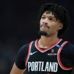 Tiago Splitter enfrenta decisão difícil após jogo preocupante de Sharpe Dallas Mavericks v Portland Trail Blazers