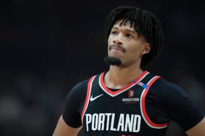 Tiago Splitter enfrenta decisão difícil após jogo preocupante de Sharpe Dallas Mavericks v Portland Trail Blazers