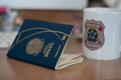 Sem verba, PF ameaça suspender emissão de passaportes - 24/10/2025 - Cotidiano