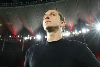 A resposta de Filipe Luís sobre gramado da Fonte Nova após polêmica entre Ceni e Abel