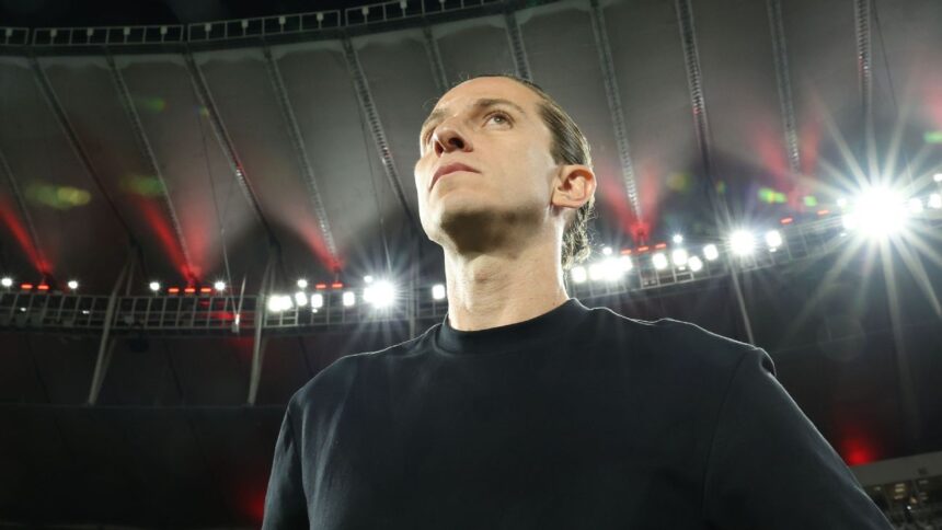 A resposta de Filipe Luís sobre gramado da Fonte Nova após polêmica entre Ceni e Abel