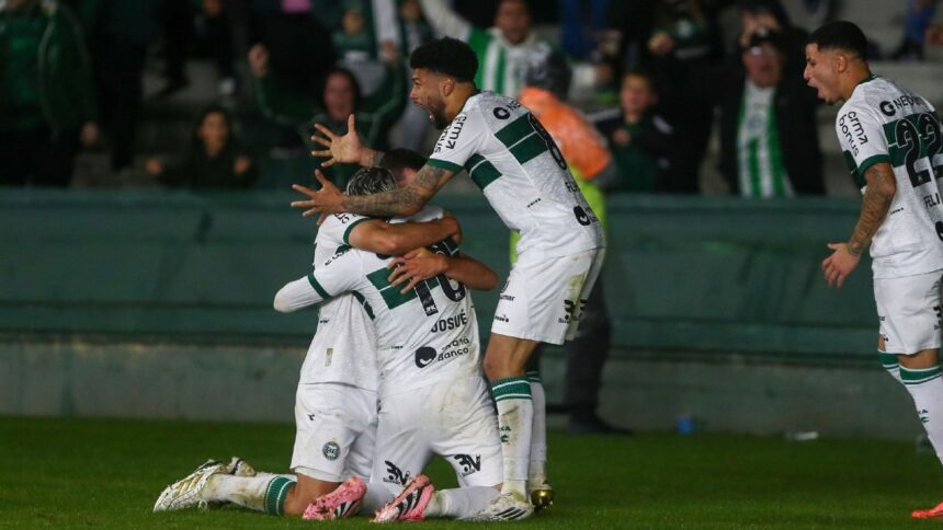 Coritiba bate 90% de chances de subir na Série B; veja probabilidades de acesso e rebaixamento