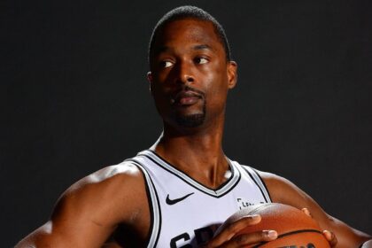 Perfil europeu dos Spurs posta foto de astro da NBA com camisa do Corinthians
