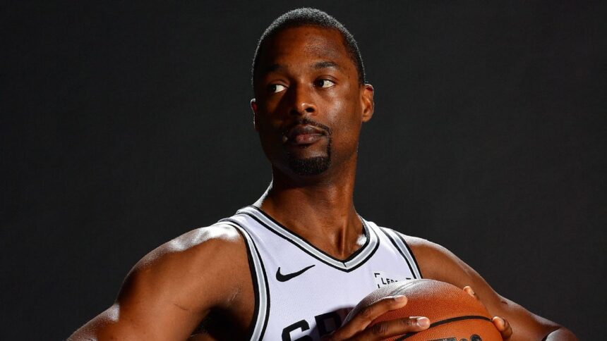 Perfil europeu dos Spurs posta foto de astro da NBA com camisa do Corinthians