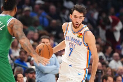 Chet Holmgren desfalca Thunder contra Kings por dor nas costas Thunder rule Chet Holmgren (back tightness) out vs. Kings