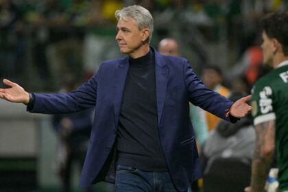 Tiago Nunes diz que Palmeiras foi para Quito 'no oba oba' e critica gramado sintético: 'Parece pátio de colégio'