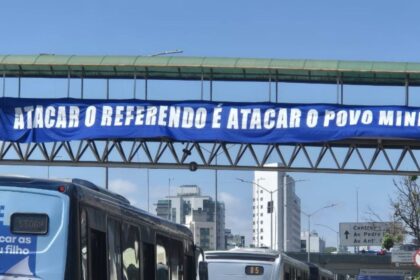 Manifestantes protestam contra PEC da Copasa em frente a evento de Simões