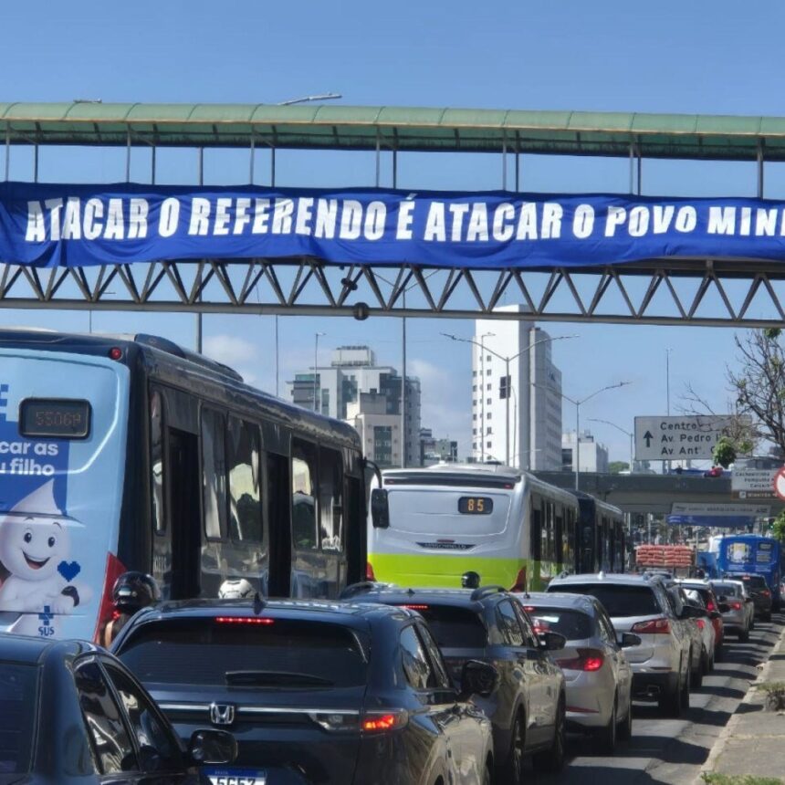Manifestantes protestam contra PEC da Copasa em frente a evento de Simões
