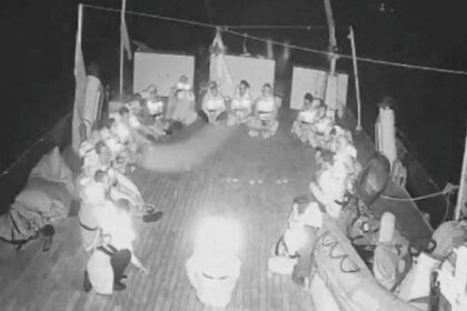 Greta Thunberg e ativistas são interceptados por militares de Israel Greta Thunberg among activists intercepted as Israeli military boards aid ships bound for Gaza