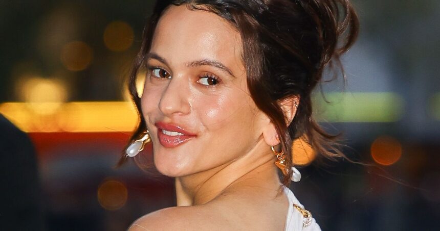 Rosalía confirma lançamento do álbum 'Lux' para o próximo mês Rosalía Confirms New Album, ‘Lux,’ Is Out Next Month