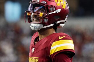 Commanders QB Jayden Daniels off injured against the Cowboys