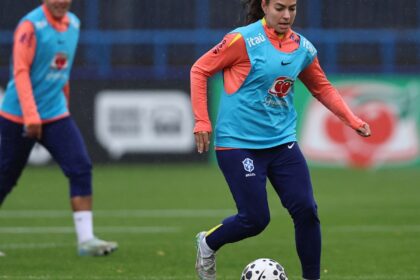 Angelina antecipa desafio contra a Inglaterra em partida importante Meio-campista Angelina espera jogo difícil contra a Inglaterra