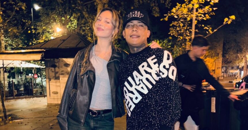 Colombiano le cantó a Ester Expósito en España y la reacción de la actriz se viralizó