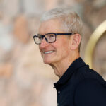Tim Cook afirma que Apple está aberta a fusões e aquisições em IA Tim Cook says Apple is open to M&A on the AI front