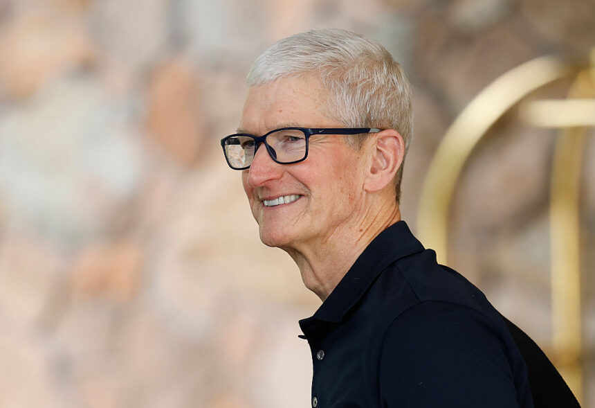 Tim Cook afirma que Apple está aberta a fusões e aquisições em IA Tim Cook says Apple is open to M&A on the AI front