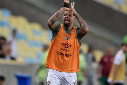Goleiro Cássio do Cruzeiro deixa o clássico após choque na cabeça (Foto: Gustavo Aleixo/Cruzeiro)