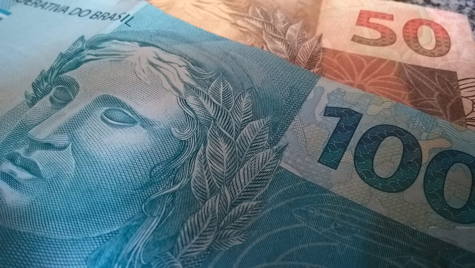 Brasil tem déficit em conta corrente de US$ 9,8 bi em set.